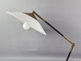 une image représentant une lampe de table blanche avec un pied noir et un abat-jour blanc