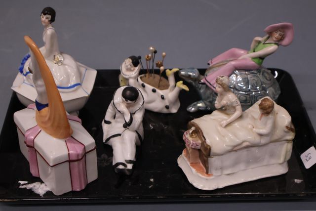 Six sujets en porcelaine polychrome vers 1930 : quatre coffrets à...