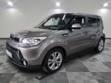 la voiture argentée est garée dans le garage sur le sol en damier
