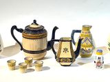de nombreux types de vases et de coupes sur la table
