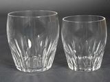 une paire de verres à eau en verre transparent posés sur une surface noire