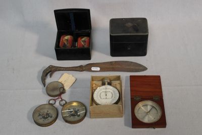 un grand nombre d'objets posés sur une table