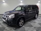 La Nissan Pathfinder noire est garée sur un sol à damier.