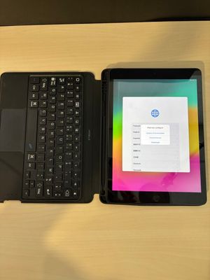 deux ordinateurs portables posés l'un à côté de l'autre sur une table