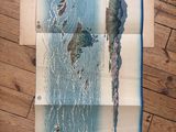 une image représentant un livre sur lequel figure l'illustration d'un bateau sur l'eau