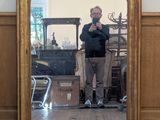 un homme se prenant en photo dans un miroir