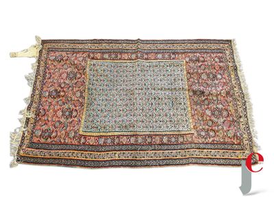 un tapis à franges sur fond blanc