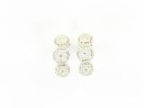 une paire de boucles d'oreilles en diamant sur fond blanc