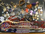 un plateau noir rempli de bijoux variés posé sur une table
