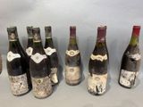 plusieurs bouteilles de vin sont alignées sur une table