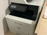 une imprimante posée sur un bureau