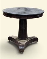 Table formant guéridon rond en acajou et placage d'acajou.
