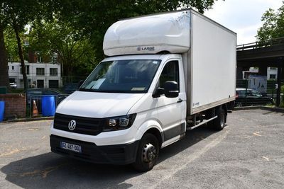 une camionnette blanche garée dans un parking