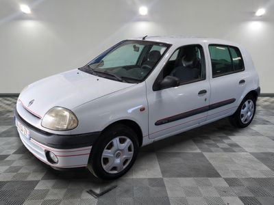 la photo d'une petite voiture blanche garée dans un garage