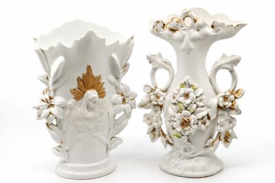 deux vases blancs ornés de fleurs, posés sur une surface blanche