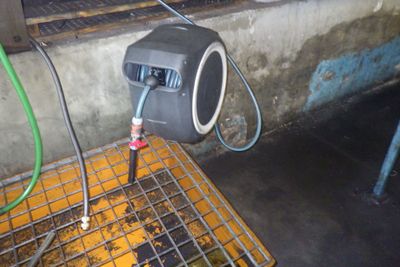 un compteur d'eau raccordé à un tuyau d'arrosage