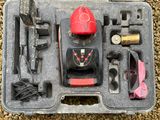 une trousse à outils dans un coffret en plastique posé par terre