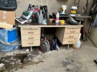 Un bureau métallique d'atelier à deux caissons comprenant tr…
