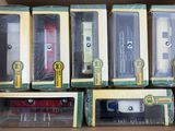 une boîte contenant un assortiment de petits trains miniatures rangés dans une boîte