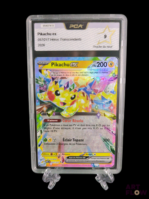 gros plan d'une carte pokemon dans un étui en plastique