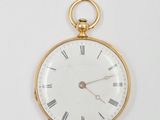 une montre de poche ancienne en or avec des chiffres romains sur le cadran