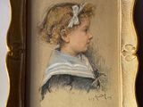portrait d'une jeune fille vêtue d'une robe rayée, dans un cadre doré
