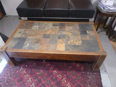 une table basse dont le plateau est recouvert de carrelage
