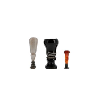 trois types différents de vases en verre sur fond blanc