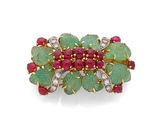 une broche ornée d'émeraudes, de rubis et de diamants