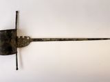 un objet métallique accroché au mur