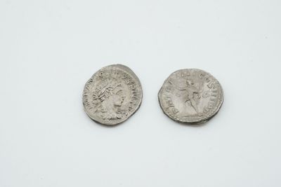 deux pièces romaines, dont l'une porte une effigie et l'autre un portrait