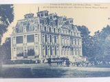 la photo d'une carte postale représentant un bâtiment au milieu d'un parc