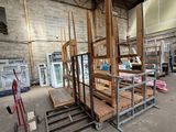 une grande pièce contenant de nombreux meubles en bois