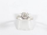 une image d'une bague en diamant sur fond blanc