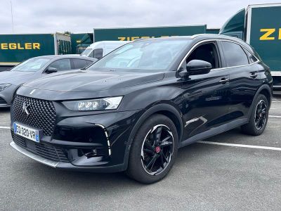 La nouvelle DSX est garée sur un parking, à côté d'autres voitures.