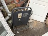 un tas de vieilleries dans une cour, avec une porte et une fenêtre