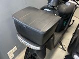 deux motos garées l'une à côté de l'autre dans un garage