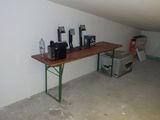 une photo d'une pièce avec une table et des machines à café