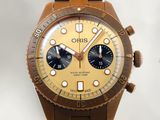 gros plan d'une montre sur une surface blanche