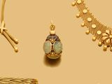 de nombreux bijoux en or sur un fond beige