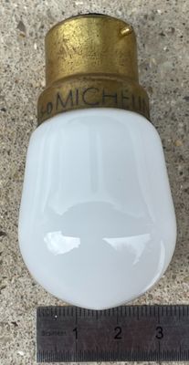 une ampoule blanche munie d'un culot doré