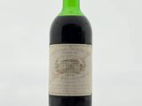 une bouteille de vin posée sur une table