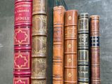 quatre vieux livres alignés sur une table