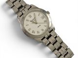 une montre en argent avec des chiffres romains sur le bracelet