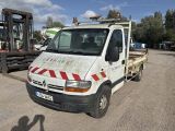 un camion blanc garé dans un parking