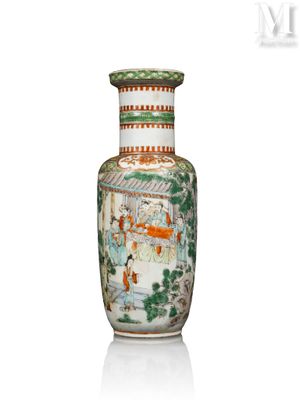 un vase posé sur une surface blanche