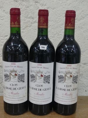 trois bouteilles de vin posées sur une table l'une à côté de l'autre