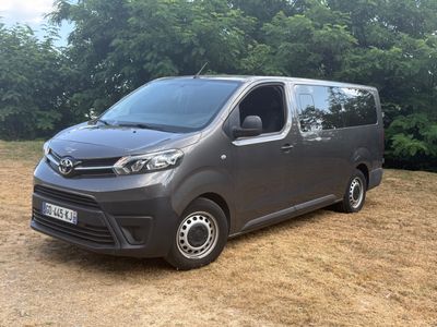 une camionnette grise garée dans un champ