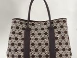 un sac à main noir et blanc orné d'un motif géométrique