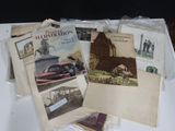 beaucoup de cartes et de cartes postales posées sur une table